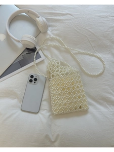 Détail du mini sac tissé en perles avec doublure en satin et bandoulière longue