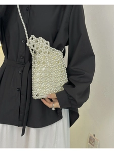 Détails du tissage de perles du sac bandoulière avec doublure en satin blanc
