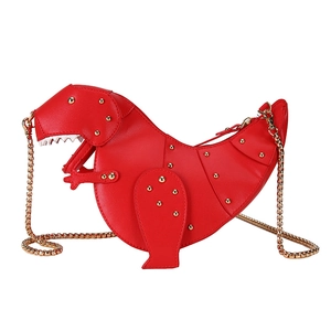 Detailansicht der roten Dino-Tasche mit Goldnieten und metallischer Kettenriemen