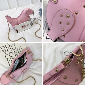 Rosafarbene Dinosaurier-Tasche aus PU-Leder mit Nieten, Kette und Blick auf das Innenfach