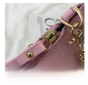 Detailansicht der rosa Dinosaurier-Tasche mit goldenem Reißverschluss und Nieten