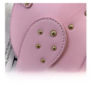 Detail der rosafarbenen Ledertasche in Fischform mit Nieten und feinen Nähten