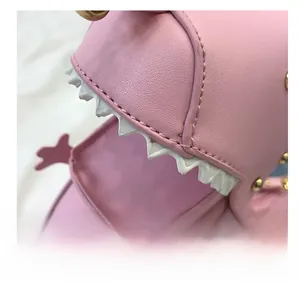 Detailaufnahme der rosa Dino-Tasche mit präziser Naht und gezacktem Reißverschluss