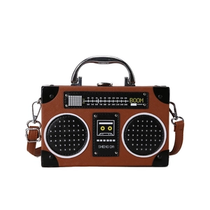 Sac à main rétro en forme de radio en cuir marron avec poignée et bandoulière