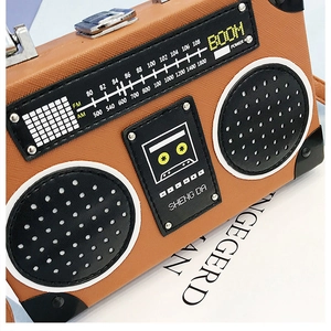 Vue latérale du sac à main rétro en forme de radio avec texture cuir croisé marron