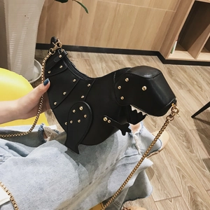 Detail der mattschwarzen Handtasche in Dinosaurierform mit goldenen Nieten