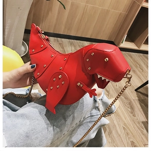 Detail der roten Dino-Tasche mit Punk-Goldnieten und einem eleganten Metallkettenriemen