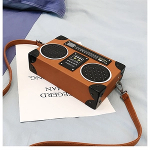 Vue détaillée d'un sac à main rétro en cuir marron en forme de radio vintage créative