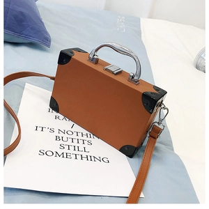 Détail du sac à main marron en PU style radio rétro avec poignée en métal argenté et coins