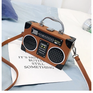 Détail du sac bandoulière forme radio vintage avec motif lychee PU et poignée métal