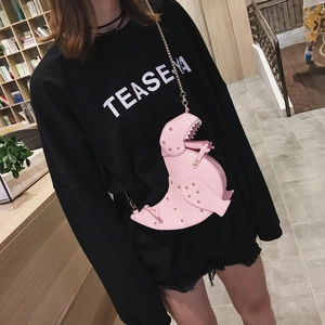 Detailansicht der rosa Dinosaurier-Tasche mit goldenen Nieten und Kette am Modell