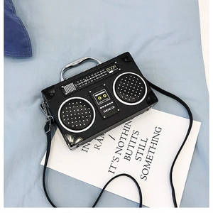 Détail du sac bandoulière vintage en forme de radio avec cadrans et motifs haut-parleurs