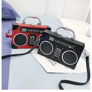 Vue détaillée des sacs à main radio rétro en rouge et noir avec poignées en métal