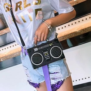 Sac à bandoulière rétro en forme de radio, texture cuir noir et poignée en métal