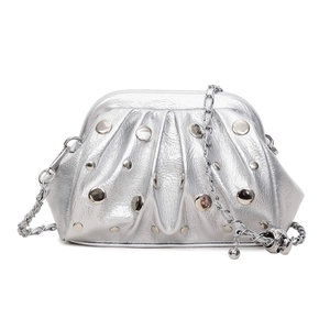 Borsa a tracolla argento metallizzato con pieghe e borchie metalliche rotonde