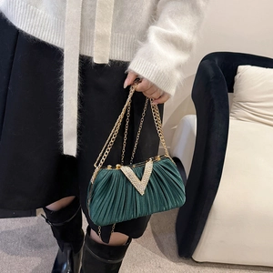 Pochette de soirée plissée vert foncé avec cristaux et bandoulière chaîne dorée chic