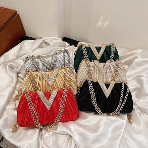 Pochettes de soirée plissées avec strass en V et bandoulière chaîne en plusieurs coloris