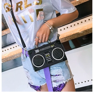 Détails du sac bandoulière en forme de radio rétro avec poignée en métal et motifs