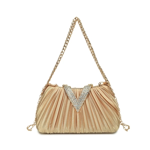 Pochette de soirée dorée en satin plissé avec boucle en V strass et bandoulière chaîne