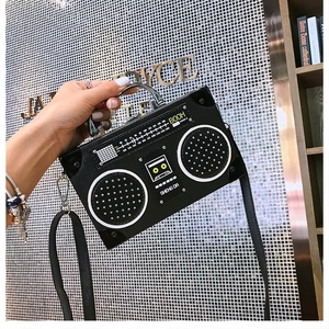 Détail du sac à main radio vintage avec poignée métallique et design de panneau rétro