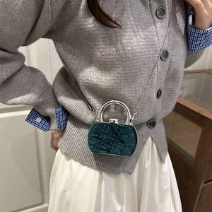 Mini sac bandoulière en velours vert émeraude avec clous dorés et chaîne argent