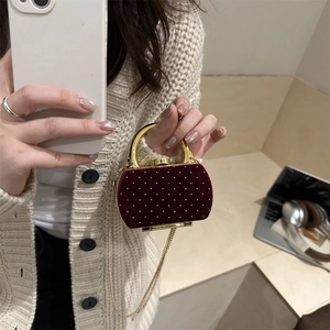 Mini sac boîte en velours bordeaux vintage avec rivets dorés et poignée métallique