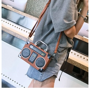 Détail du sac à bandoulière créatif radio vintage avec poignée en métal et cadrans texturés