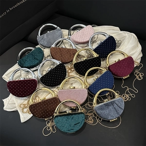 Mini sac de soirée en acrylique avec texture velours et chaîne en plusieurs couleurs