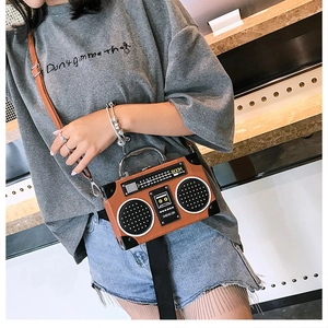 Détail du sac bandoulière radio rétro avec poignée métallique et texture cuir PU