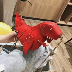 Detail der roten Dinosaurier Umhängetasche mit goldenen Nieten und schicker Kette