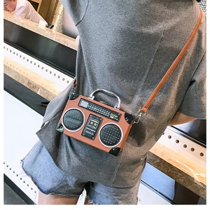 Sac bandoulière rétro en forme de radio porté à l'épaule vu de dos sur un mannequin