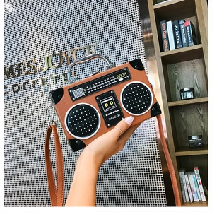 Détail du sac à main radio vintage avec poignée en métal et cuir marron texturé