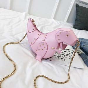 Detailansicht der rosa Dino-Umhängetasche mit goldenen Nieten und Kettenriemen