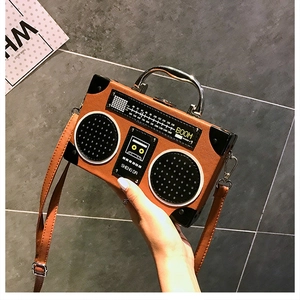 Détails du sac à main en forme de radio rétro avec poignée métallique et texture en PU