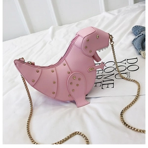 Detail der rosa Dino-Umhängetasche mit goldfarbenen Nieten und eleganter Metallkette