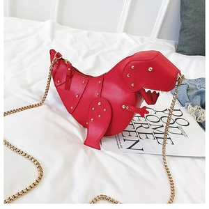 Detailansicht der roten Dinosaurier-Umhängetasche mit goldenen Nieten und Kette