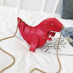 Detail der süßen roten Dinosaurier Umhängetasche mit goldenen Nieten und Kettengurt