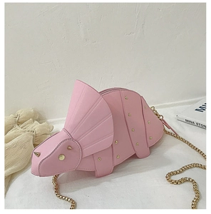 Détail du sac bandoulière tricératops rose avec rivets dorés et chaîne en métal