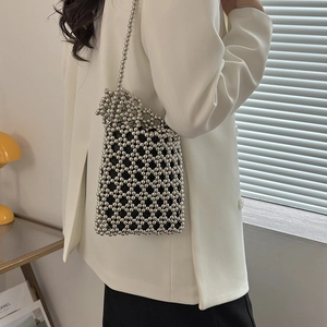 Sac seau chic en perles argentées avec motif tissé ajouré et bandoulière pour femme