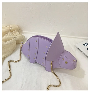 Détail du sac dinosaure violet créatif avec clous dorés et fine bandoulière chaîne