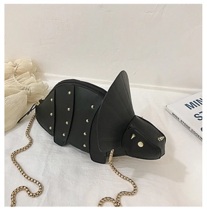 Détails du sac tricératops noir avec rivets dorés et bandoulière en chaîne métallique