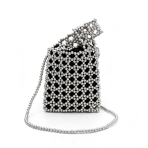 Mini sac perlé argenté ajouré avec doublure noire à cordon et bandoulière chaîne