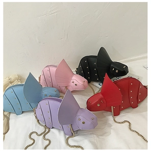 Détail des sacs dinosaures en cinq couleurs avec clous et bandoulières dorées