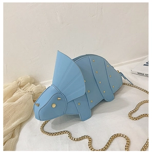 Détail d'un sac dinosaure bleu clair avec rivets dorés et bandoulière en chaîne