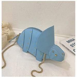 Détail du sac à bandoulière dinosaure bleu clair avec rivets dorés et bandoulière