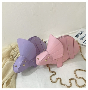Sacs bandoulière dinosaure en violet et rose avec rivets dorés et bandoulière en chaîne