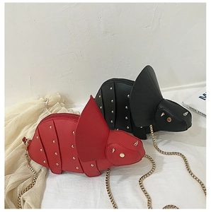 Détails des sacs dinosaures rouges et noirs avec rivets dorés et bandoulières chaînes