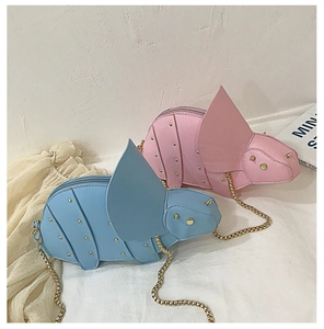 Détail de sacs créatifs en forme de triceratops avec clous dorés et chaînes en métal