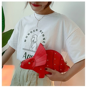 Détail du sac bandoulière tricératops rouge avec rivets dorés et bandoulière chaîne