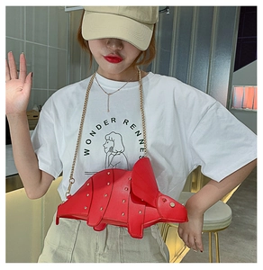 Sac bandoulière créatif dinosaure rouge avec clous dorés et chaîne sur mannequin